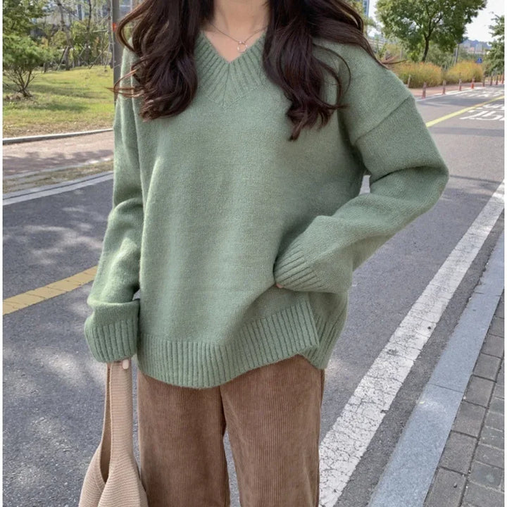 "Damen Oversized Pullover mit V-Ausschnitt in Beige, elegantes Design, kombiniert mit Jeans oder Röcken für vielseitigen Stil