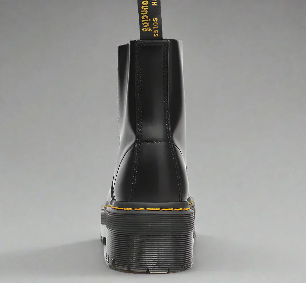 "Damen Schnürstiefel aus schwarzem Leder, elegant und robust, mit klassischem Design, ideal zu jedem Outfit."