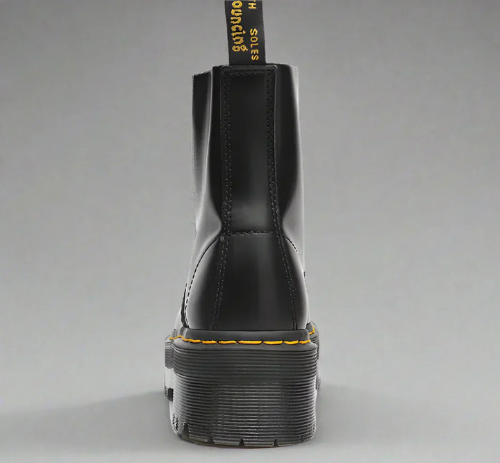 "Damen Schnürstiefel aus schwarzem Leder, elegant und robust, mit klassischem Design, ideal zu jedem Outfit."