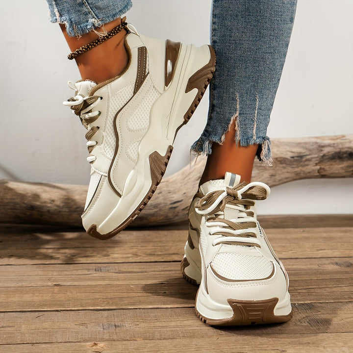 "Damen Sneakers mit hoher Sohle, modern und bequem, in Khaki und Schwarz aus atmungsaktivem Material, für stilvolle Outfits."
