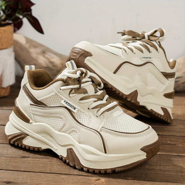 "Damen Sneakers mit hoher Sohle, modern und bequem, in Khaki und Schwarz aus atmungsaktivem Material, für stilvolle Outfits."