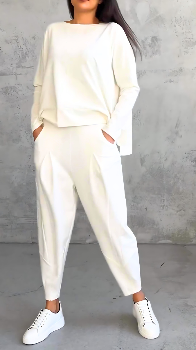 "Damen Sommer Outfit: Langarmshirt und Hose in schlichtem Design, lässig und stilvoll, ideal für Freizeit und Sommer."