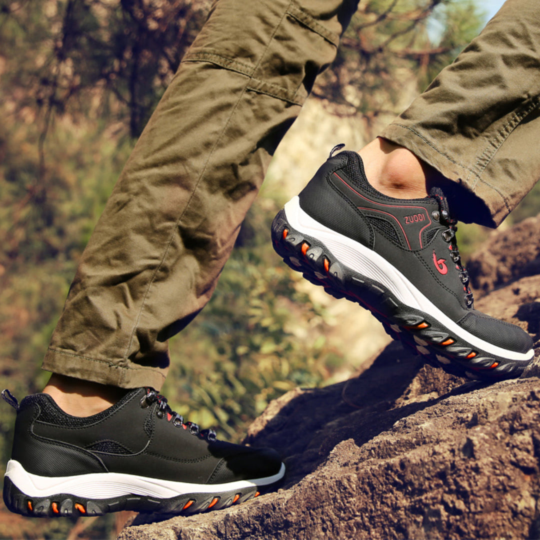 "Damen Trekkingschuhe mit grauer Oberfläche und robuster, rutschfester Sohle für Outdoor-Abenteuer"