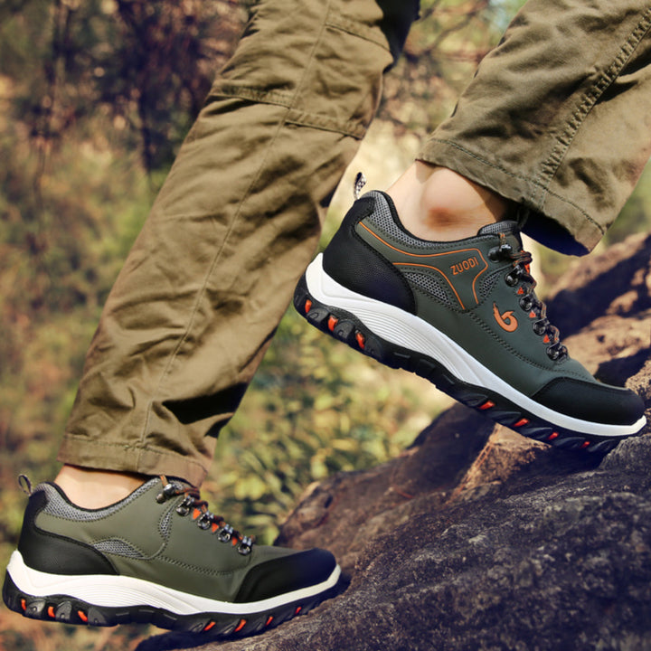 "Damen Trekkingschuhe mit grauer Oberfläche und robuster, rutschfester Sohle für Outdoor-Abenteuer"