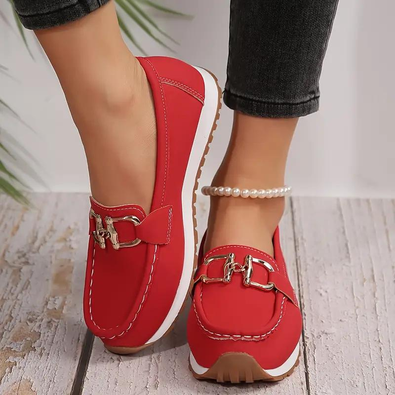 "Damenschuhe mit Metallischer Schnalle in Rot, Slipper-Design aus Kunstleder, elegant und bequem für jeden Anlass."