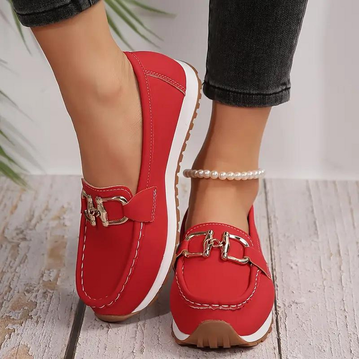 "Damenschuhe mit Metallischer Schnalle in Rot, Slipper-Design aus Kunstleder, elegant und bequem für jeden Anlass."