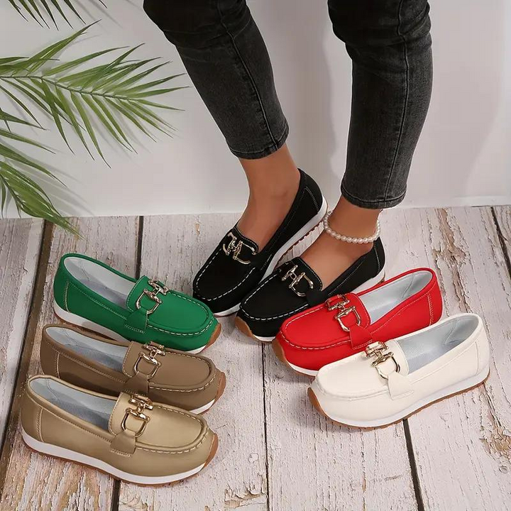 "Damenschuhe mit Metallischer Schnalle in Rot, Slipper-Design aus Kunstleder, elegant und bequem für jeden Anlass."