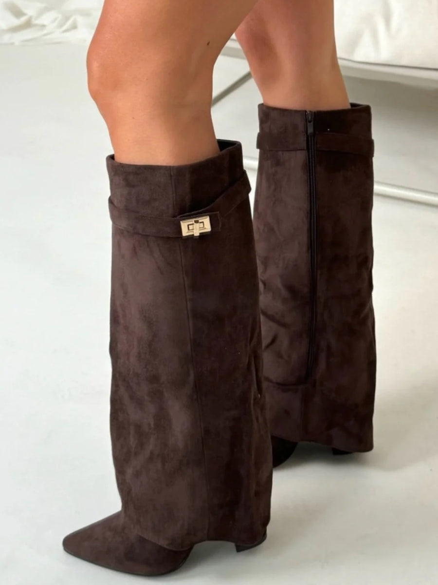 "Damenstiefel aus Suede mit goldenen Akzenten, luxuriös und bequem, ideal für Alltag und besondere Anlässe."