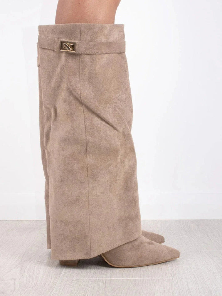 "Damenstiefel aus Suede mit goldenen Akzenten, luxuriös und bequem, ideal für Alltag und besondere Anlässe."
