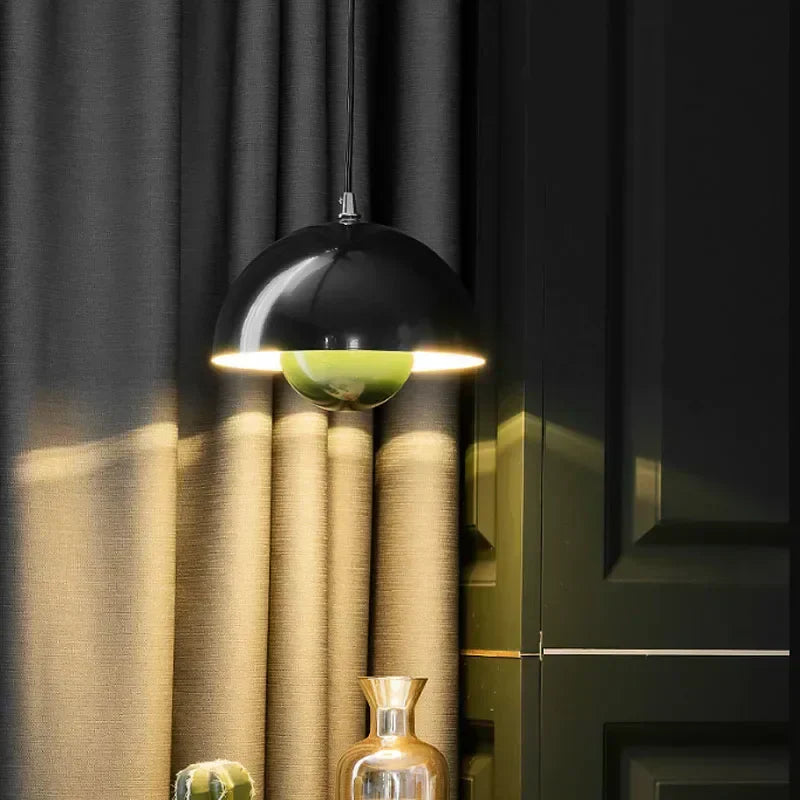 "Dänische Pendelleuchte mit Blumenkopf, blumiges Design, skandinavische Eleganz, ideal für Esszimmer oder Wohnzimmer."