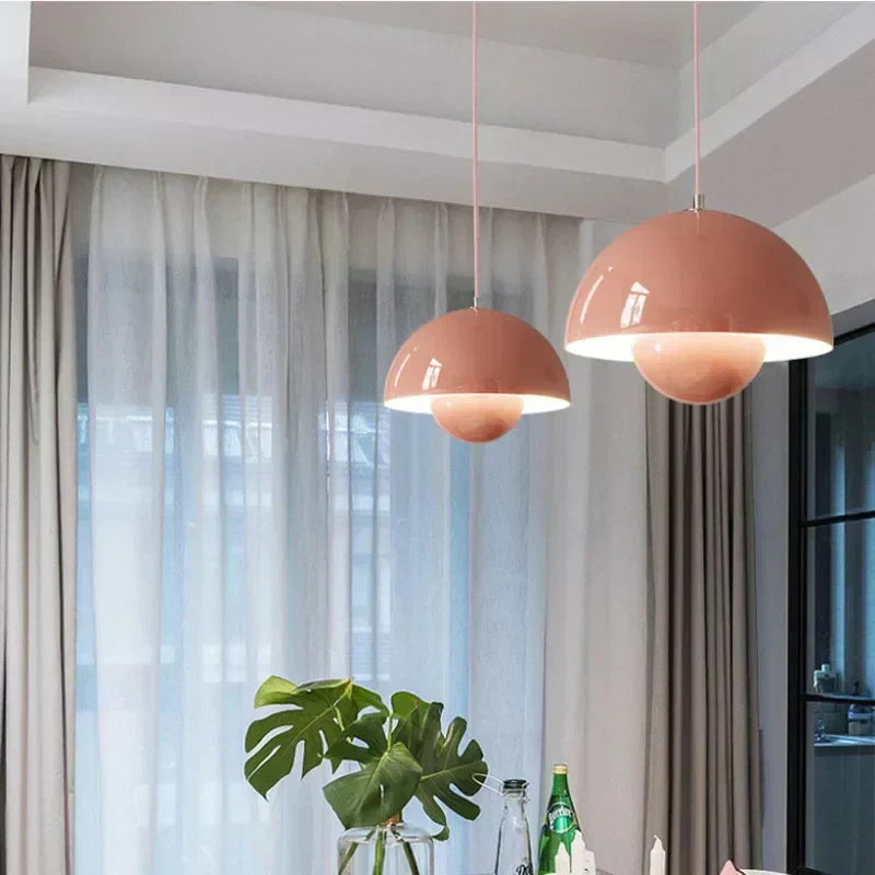 "Dänische Pendelleuchte mit Blumenkopf, blumiges Design, skandinavische Eleganz, ideal für Esszimmer oder Wohnzimmer."