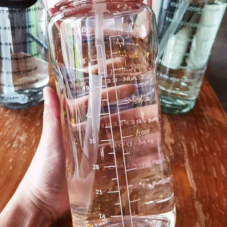 2L Trinkflasche mit Strohhalm & Zeitmarkierung