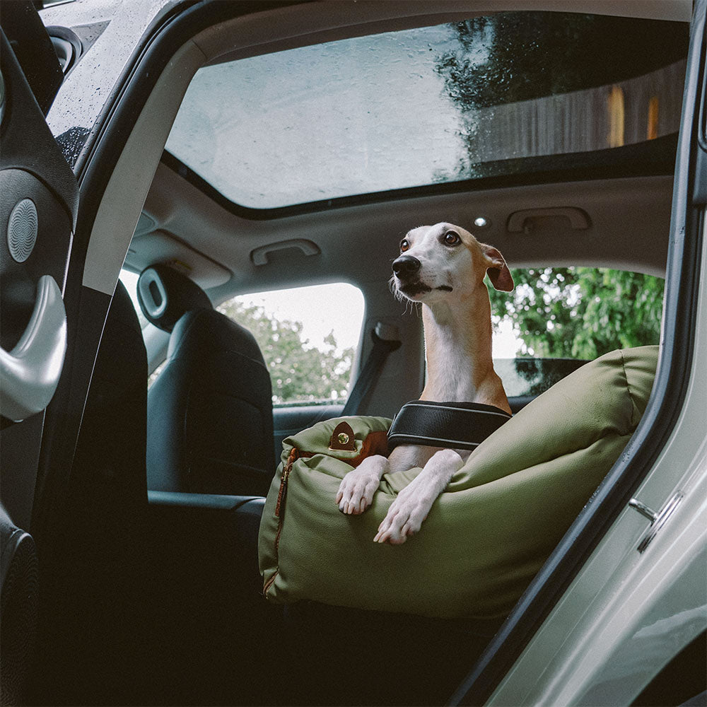 "Deluxe Hundeautositz aus Kunstleder, zweifarbig, geräumig, für mittelgroße bis große Hunde, mit Plüsch und rutschfestem Bode