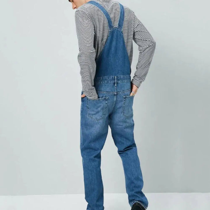 "Denim Jumpsuit für Herren mit Taschen - Frontansicht, atmungsaktiv und vielseitig für jedes Outfit."