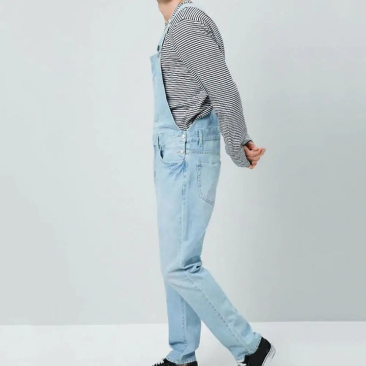 "Denim Jumpsuit für Herren mit Taschen - Frontansicht, atmungsaktiv und vielseitig für jedes Outfit."