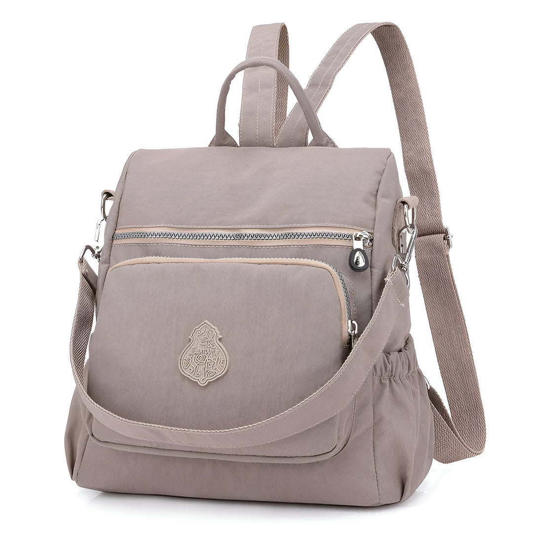 Diebstahlsicherer Damen Rucksack in Beige, wetterfest, elegante Konstruktion, versteckte Reißverschlüsse für Sicherheit.