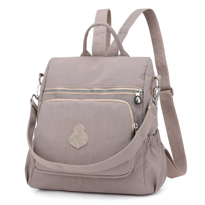 Diebstahlsicherer Damen Rucksack in Beige, wetterfest, elegante Konstruktion, versteckte Reißverschlüsse für Sicherheit.