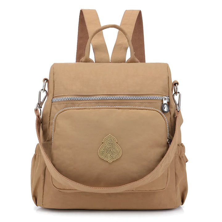 Diebstahlsicherer Damen Rucksack in Beige, wetterfest, elegante Konstruktion, versteckte Reißverschlüsse für Sicherheit.