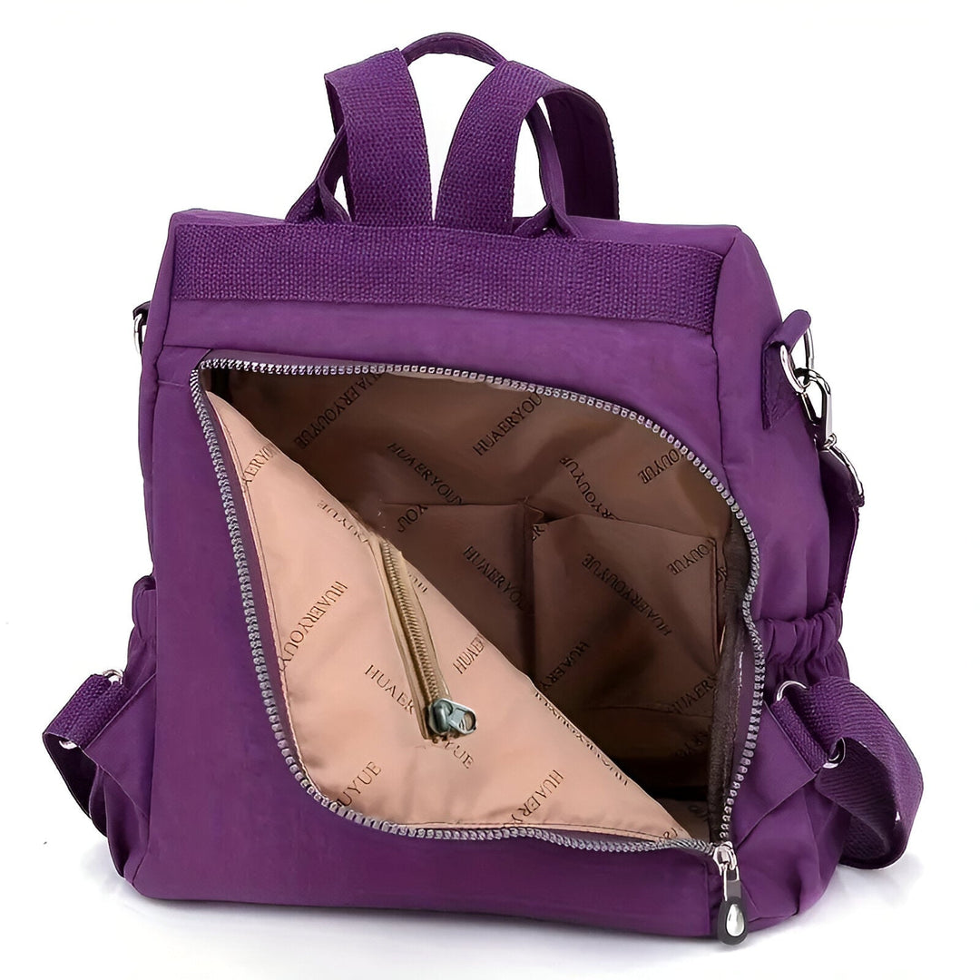 Diebstahlsicherer Damen Rucksack in Beige, wetterfest, elegante Konstruktion, versteckte Reißverschlüsse für Sicherheit.