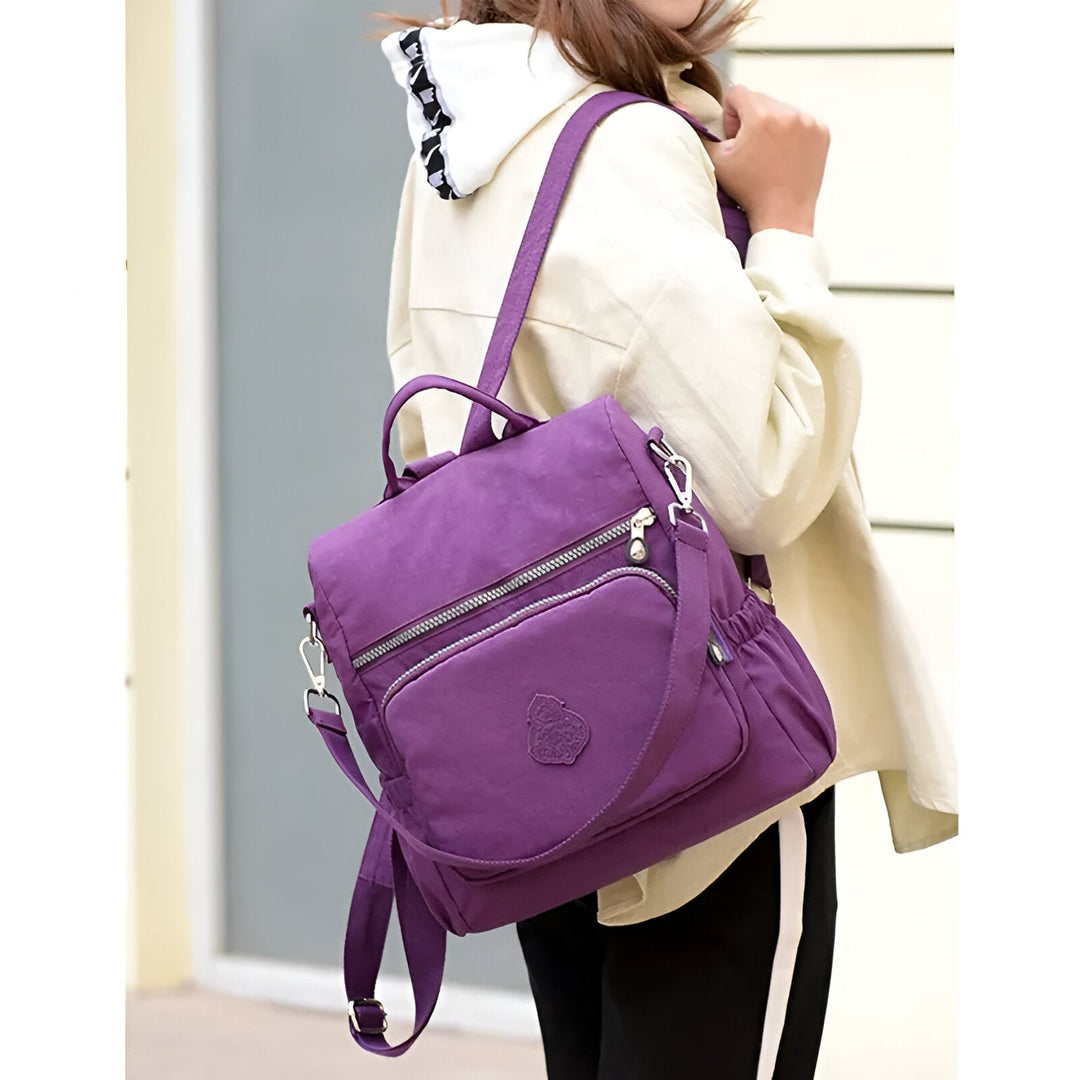 Diebstahlsicherer Damen Rucksack in Beige, wetterfest, elegante Konstruktion, versteckte Reißverschlüsse für Sicherheit.