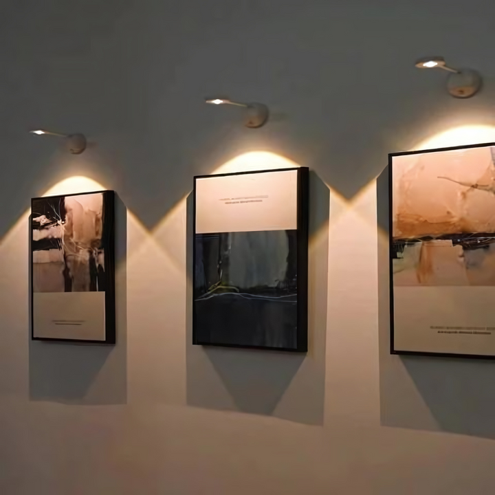 "Drahtloser LED Spot mit Bewegungssensor, modernes Design, verstellbar, warmes bis kühles Licht, einfache Montage."