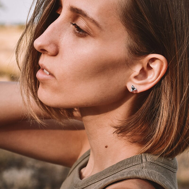 "Dreieck Ohrringe aus Silber, minimalistisch, elegant, vielseitig für Alltag und Anlässe, modern, stilvoller Schmuck"