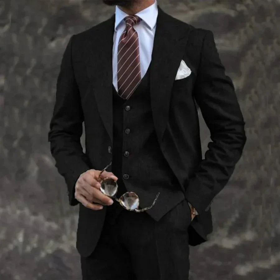 "Dreiteiliger Herrenanzug in Dunkelgrau mit Umlegekragen, elegantes Design, leichtes Material für formelle Anlässe."