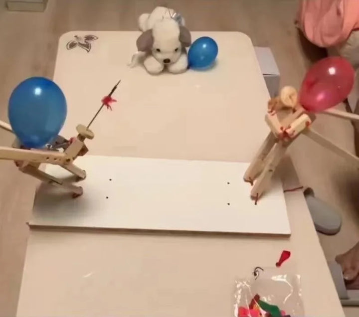 "DuelPop Spielset mit bunten Luftballons und stabilen Schwertern für spaßige Actionspiele zu zweit im Freien oder Zuhause."