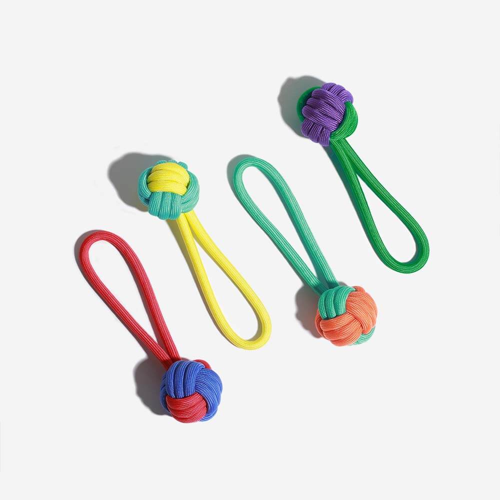 Washable rope dog toy, a sturdy chew toy with knots for dogs' teeth cleaning.