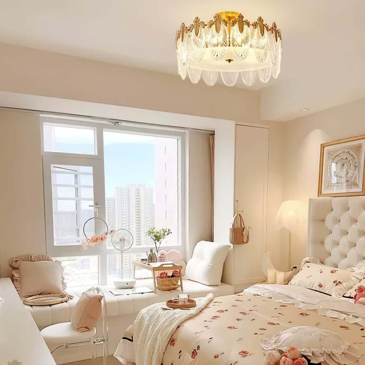 Runder Glaskronleuchter mit dekorativem Muster