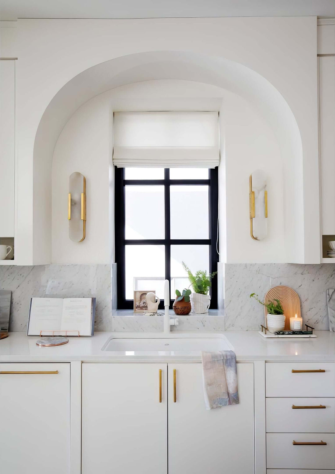 Langgestreckte Alabaster-Wandleuchte