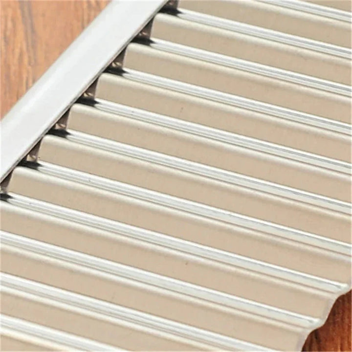 "Edelstahl-Wellenschneider mit rostfreier Klinge, ideal für dekorative Wellen in Pommes und Gemüse, mit ergonomischem Griff."