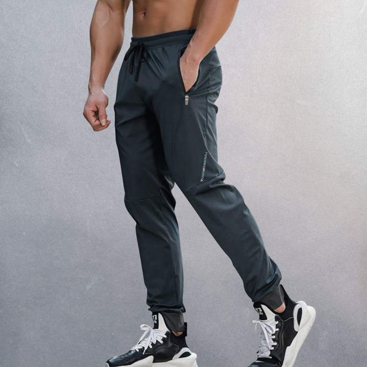 Elastische Herren Sporthose, atmungsaktiv mit Reißverschluss, ideal für Sport und Alltag, in modernem Design.