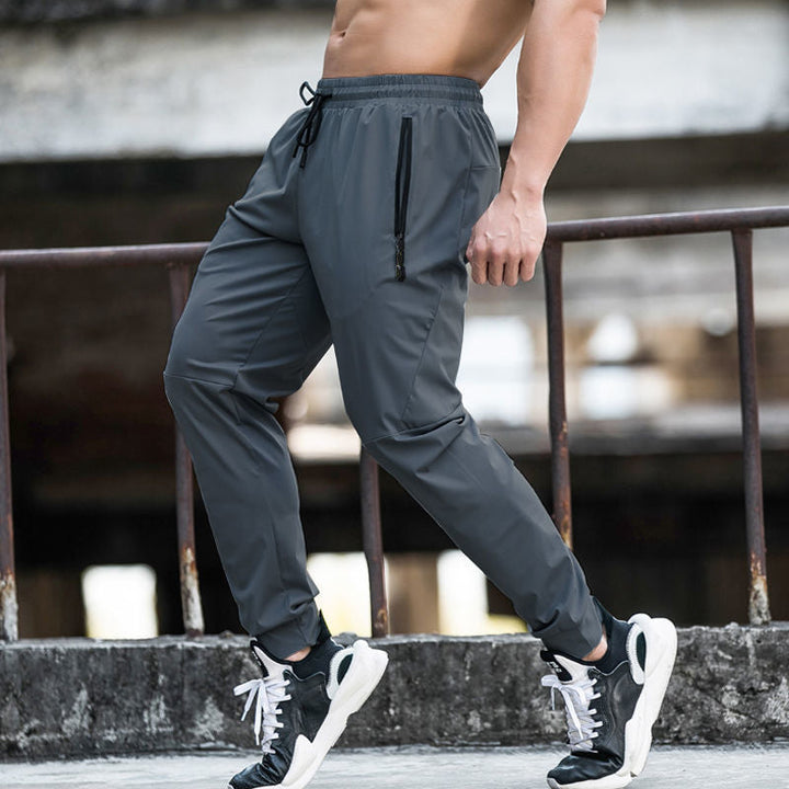 Elastische Herren Sporthose, atmungsaktiv mit Reißverschluss, ideal für Sport und Alltag, in modernem Design.
