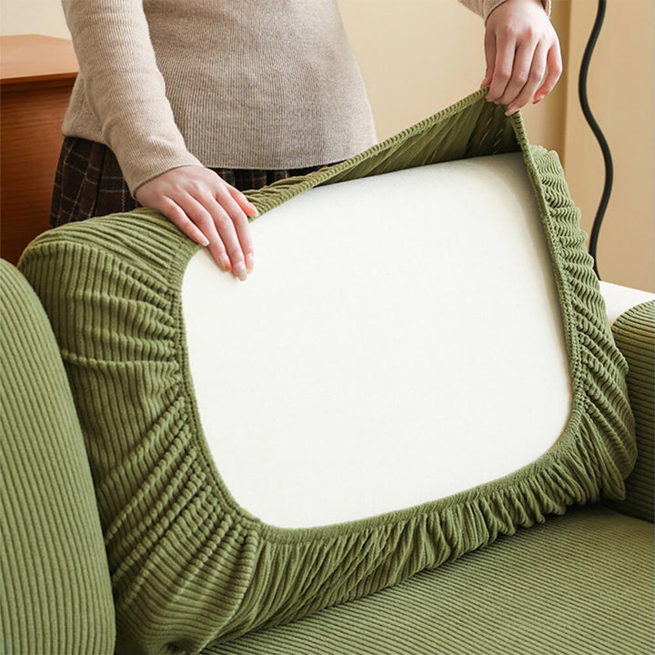 "Elastischer Sofabezug aus kratzfestem Cord mit eleganten vertikalen Streifen, passt zu modernen Wohnzimmern."