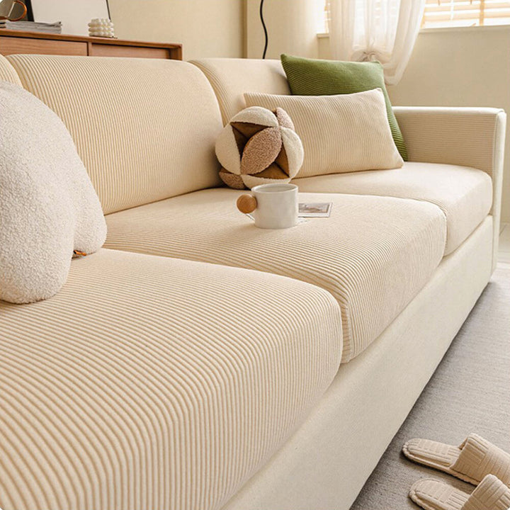 "Elastischer Sofabezug aus kratzfestem Cord mit eleganten vertikalen Streifen, passt zu modernen Wohnzimmern."
