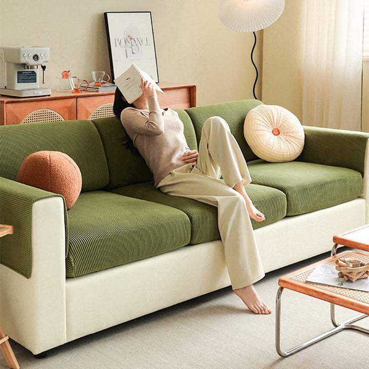 "Elastischer Sofabezug aus kratzfestem Cord mit eleganten vertikalen Streifen, passt zu modernen Wohnzimmern."