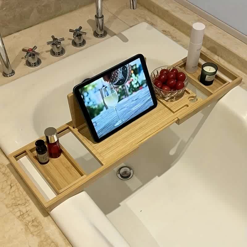 Elegant verstellbare Bambus-Badewannenablage mit Kerze und Getränk, perfekt für entspannende Spa-Momente zu Hause.