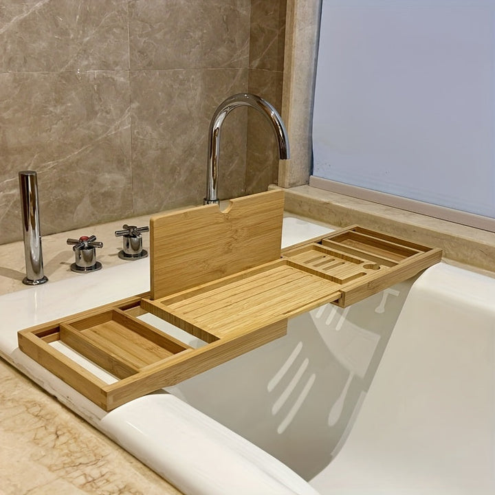 Elegant verstellbare Bambus-Badewannenablage mit Kerze und Getränk, perfekt für entspannende Spa-Momente zu Hause.