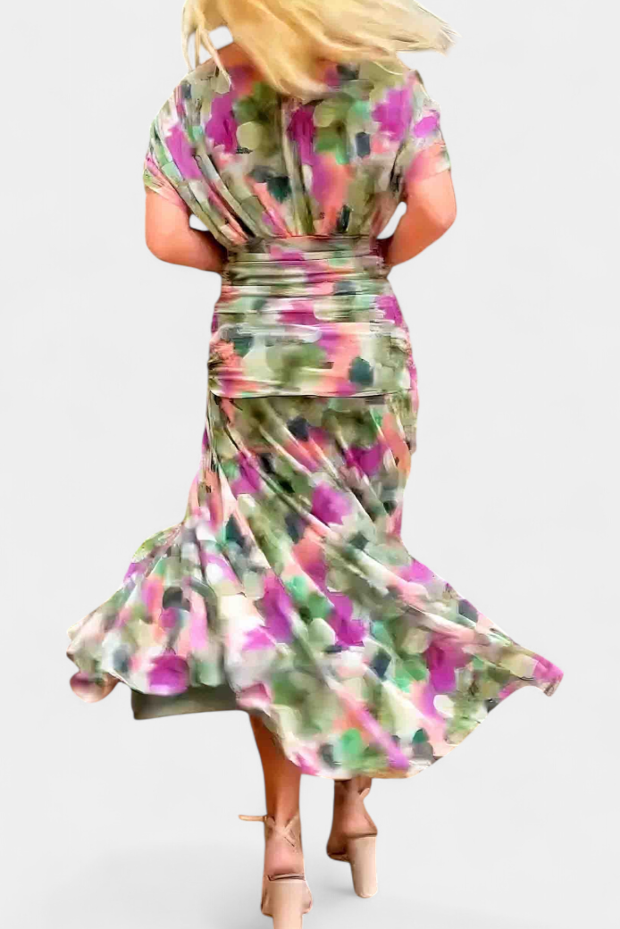 Long women's pleated dress with an elegant wrapped waist, suitable for formal events.