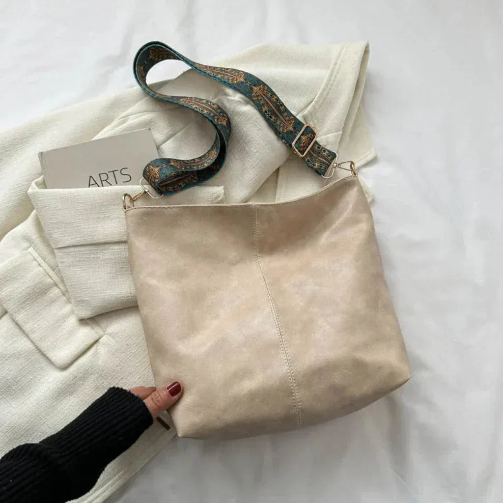 Stylish green hobo bag with vintage retro style for women. A fashionable everyday shoulder bag accessory.