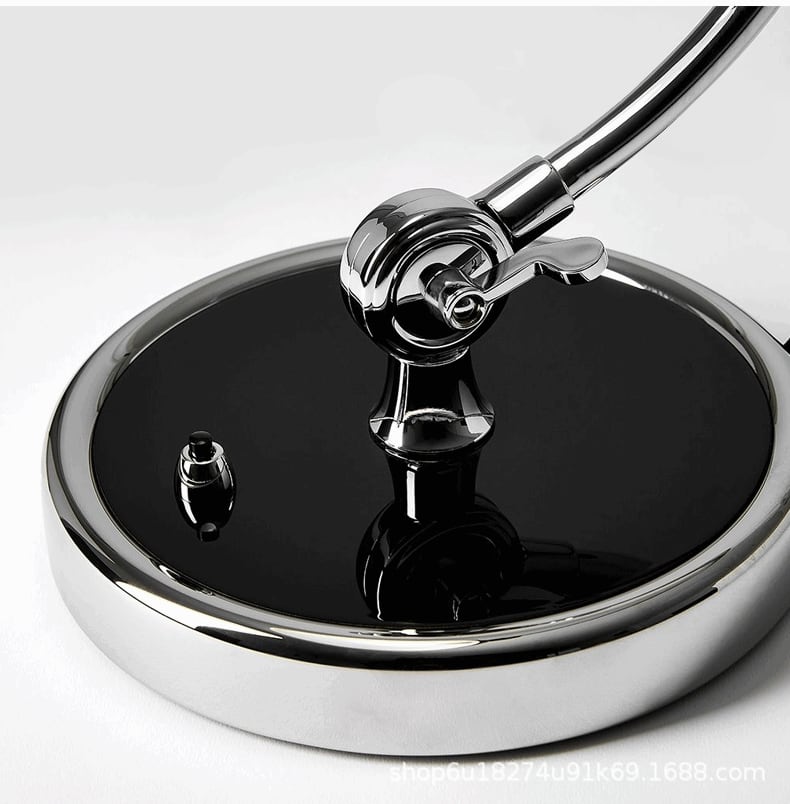 Elegante Bauhaus Tischlampe aus Metall, klassische Form und vielseitige Farboptionen, ideal für stilvolle Inneneinrichtung.