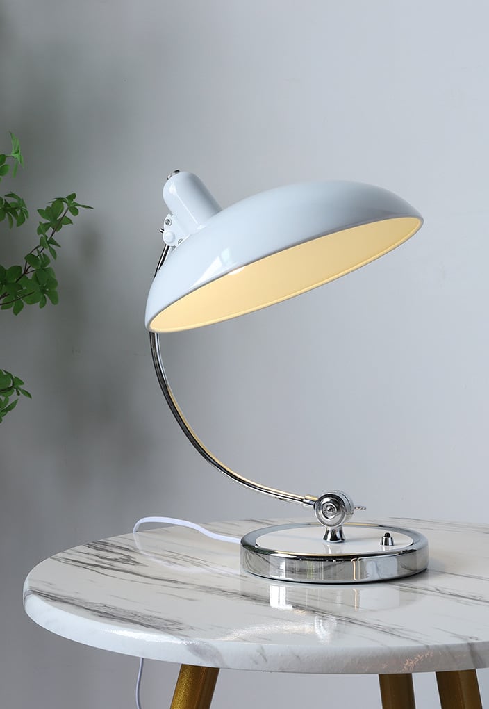 Elegante Bauhaus Tischlampe aus Metall, klassische Form und vielseitige Farboptionen, ideal für stilvolle Inneneinrichtung.