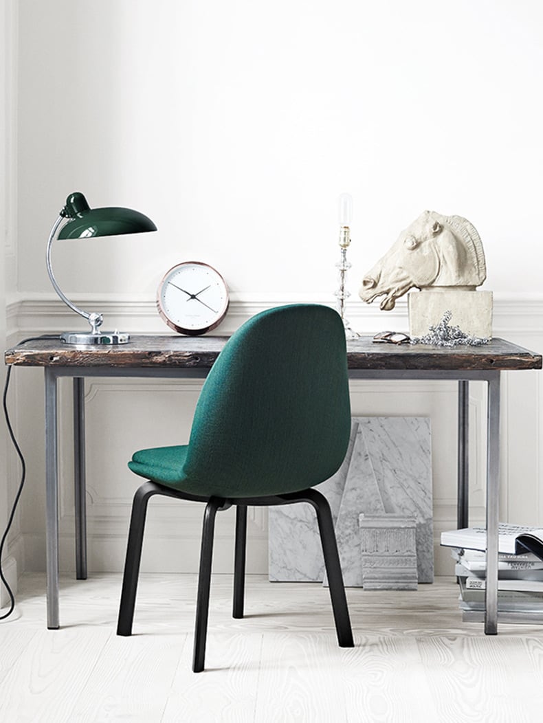 Elegante Bauhaus Tischlampe aus Metall, klassische Form und vielseitige Farboptionen, ideal für stilvolle Inneneinrichtung.