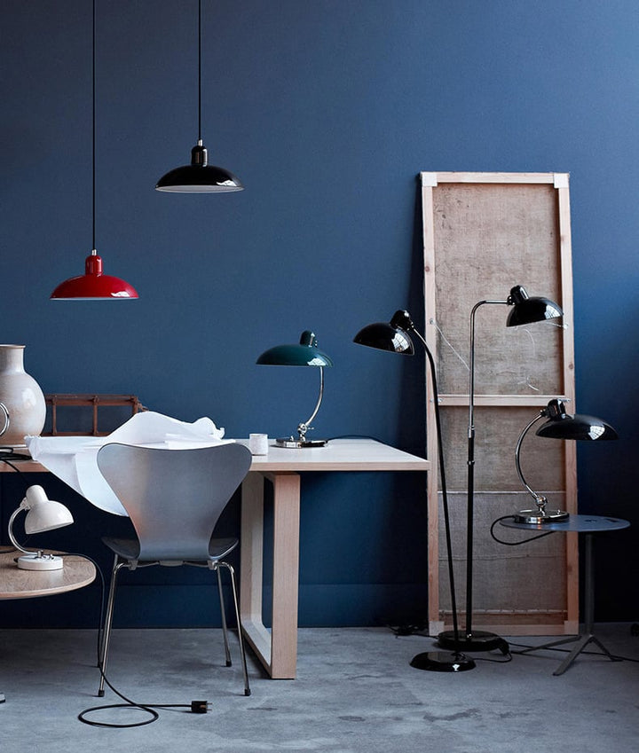 Elegante Bauhaus Tischlampe aus Metall, klassische Form und vielseitige Farboptionen, ideal für stilvolle Inneneinrichtung.