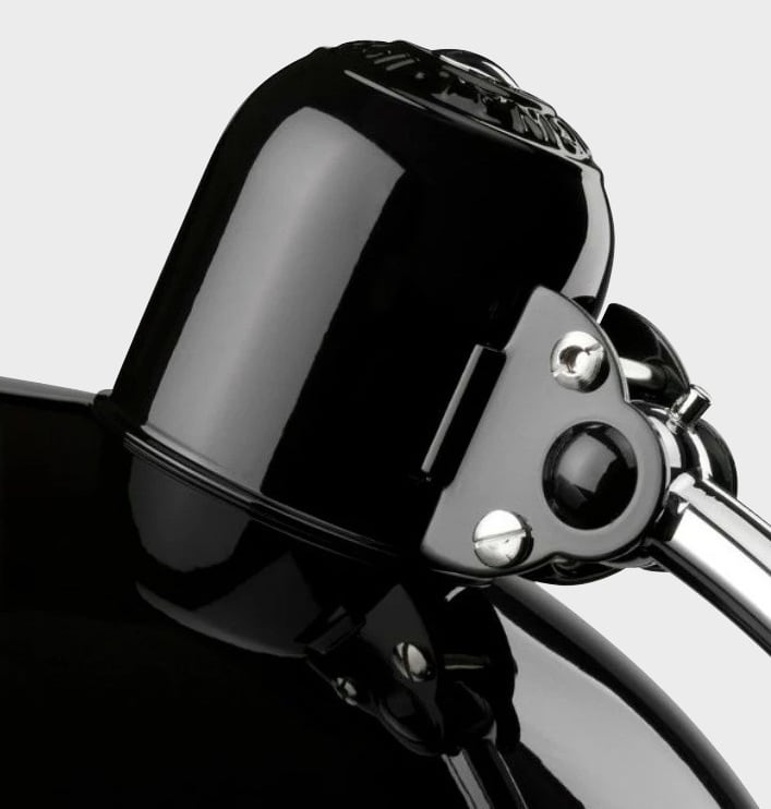 Elegante Bauhaus Tischlampe aus Metall, klassische Form und vielseitige Farboptionen, ideal für stilvolle Inneneinrichtung.