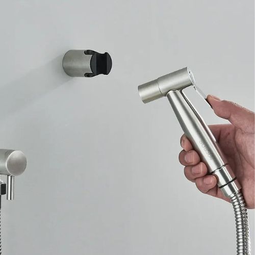 Elegante Bidet-Handbrause aus Edelstahl mit flexiblem Schlauch, ideal für Komfort und Hygiene im Badezimmer, Grau-Schwarz.