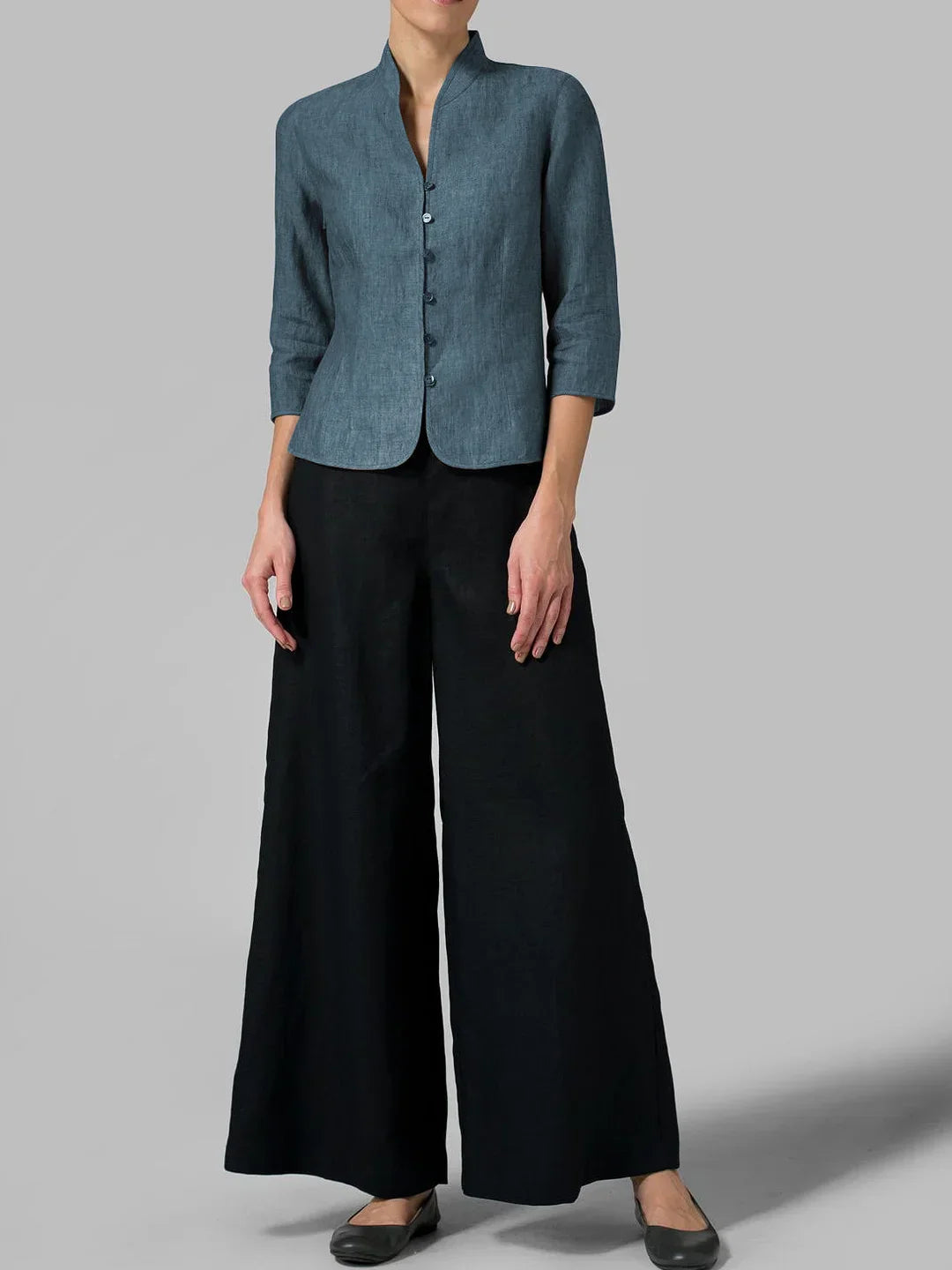 "Elegante Chambray Damenbluse mit Stehkragen, blauen Knöpfen und Dreiviertelärmeln, ideal für jeden Anlass."