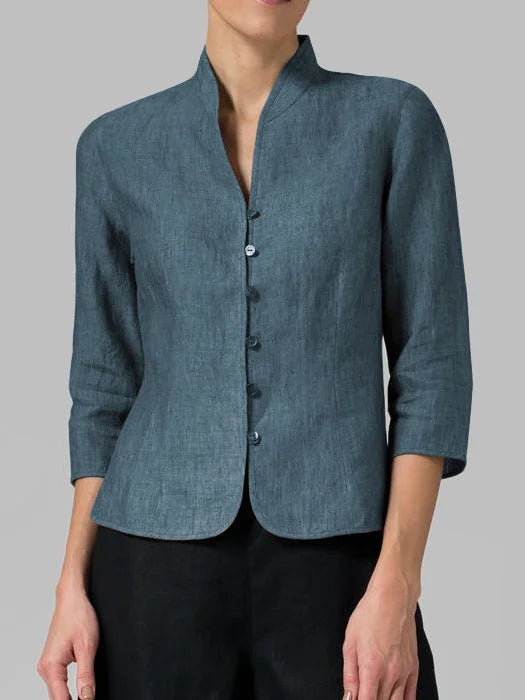 "Elegante Chambray Damenbluse mit Stehkragen, blauen Knöpfen und Dreiviertelärmeln, ideal für jeden Anlass."