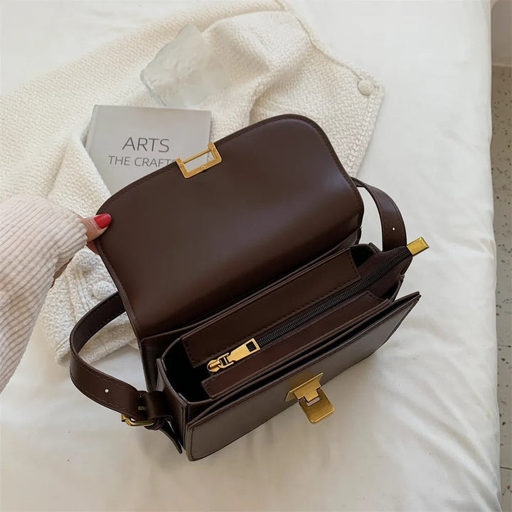 Elegante Damen-Lederhandtasche in Dunkelbraun, zeitloses Design, mit mehreren Innenfächern für eine perfekte Organisation.